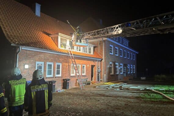 Feuerwehrkräfte löschen Küchenbrand in Flüchtlingsunterkunft, Bewohner evakuiert, leichte Verletzungen.