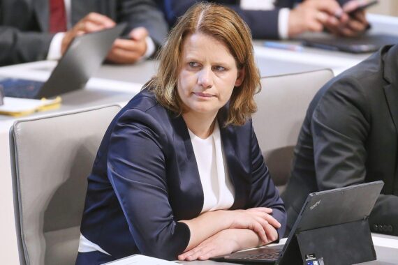 Julia Willie Hamburg präsentiert positive Ergebnisse zur inklusiven Bildung in Niedersachsen im Landtag.