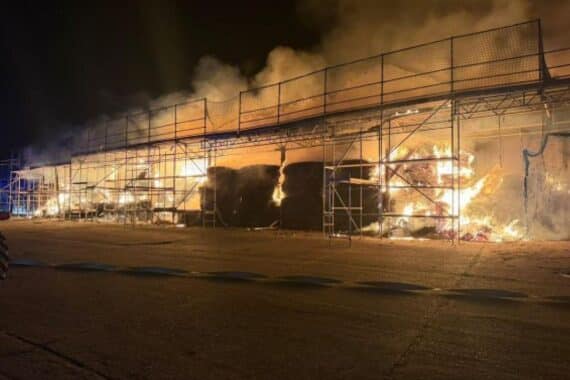 Lagerscheune in Egeln brennt vollständig nieder, Feuerwehr kann Gebäude nicht retten.