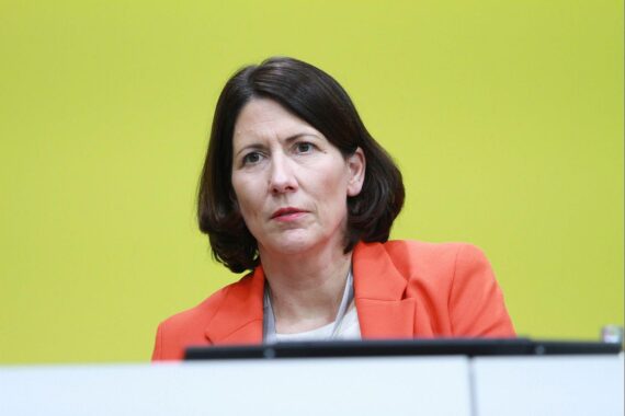 Daniela Schmitt übergibt Förderbescheid zur Modernisierung des Hafens Andernach mit Euro-Symbol.