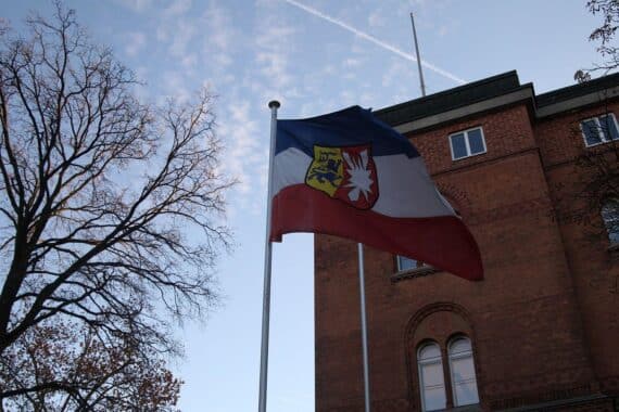 Landtag Schleswig-Holstein in Kiel mit Abgeordneten, Beratung über Wachstum, Klimaschutz und Sicherheit.