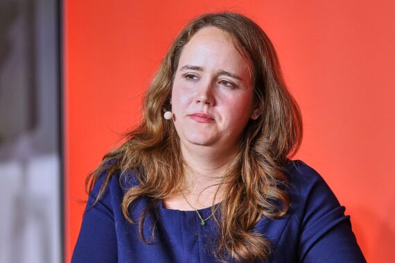 Ricarda Lang kritisiert Friedrich Merz und fordert besseren Schutz für Frauen.