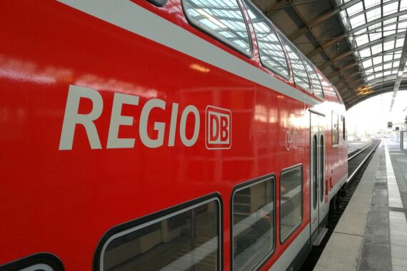Ein Regionalzug der Deutschen Bahn fährt in den Bahnhof Ebersbach ein, hinterlegt von Polizeiberichten.
