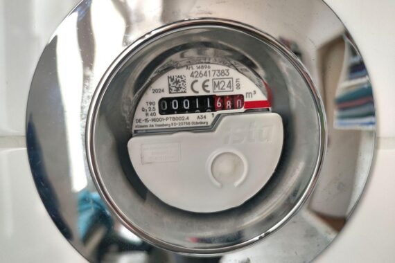 Wasserzähler vor Drohne, Symbol für neue Druckerhöhungsstationen zur Wasserinfrastrukturverbesserung.