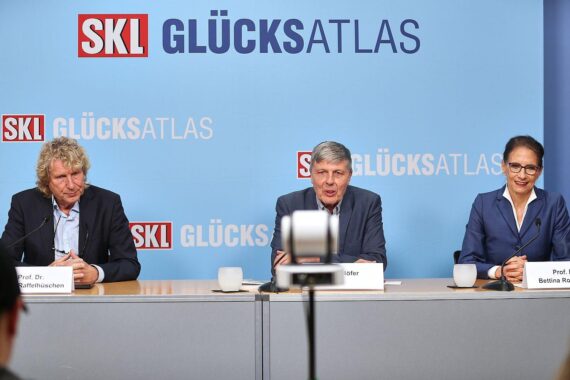 Grafik, die den Glücksatlas 2025 mit Lebenszufriedenheit in Deutschland und regionalen Unterschieden zeigt.