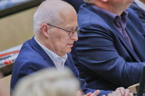 Peter Tschentscher diskutiert kritische Pläne zur ZDF-Silvesterparty in Hamburgs HafenCity.