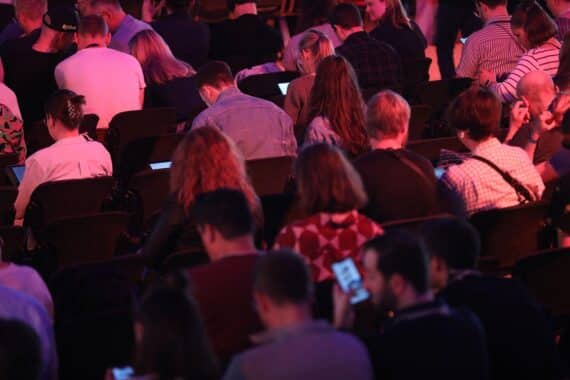 Junge nutzen Smartphones; Diskussion über Social-Media-Verbot für Minderjährige im Gange.