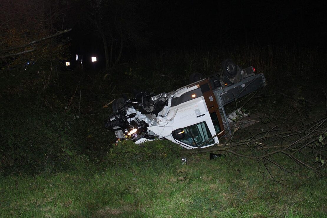 Lkw-Fahrer nach Unfall bei Overath unter Alkoholverdacht