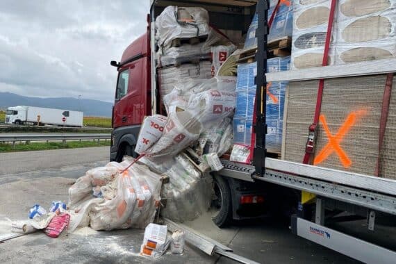 Lkw mit ungesicherter Ladung auf Raststätte, Polizei kontrolliert Fahrer nach Meldung.