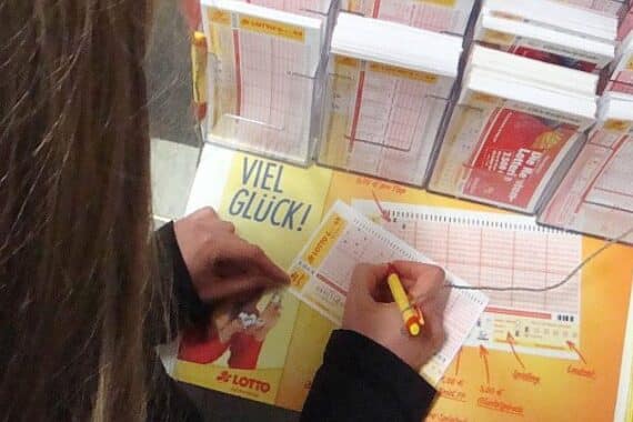 Lotto-Spielerin mit Tippschein, symbolisiert Glück, Chancen und die aufregende Welt des Lottos.