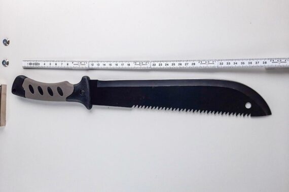 Bundespolizei beschlagnahmt Machete am Rostocker Hauptbahnhof während Personenkontrolle eines syrischen Mannes.