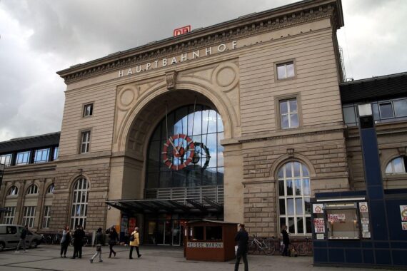 Mannheim Hauptbahnhof: Polizisten, Bahngleise, TGV und eine Festnahme wegen Widerstands.