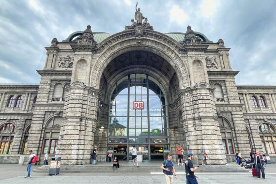 Angreifender Mann mit zerbrochener Bierflasche im Nürnberger Hauptbahnhof, Polizei festnimmt.