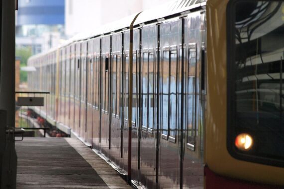 S-Bahn-Halt wegen Mann im Gleis, Schreckschusswaffe sichergestellt, Polizei ermittelt.