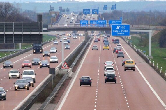 Pendler auf Autobahn, symbolisieren Arbeitsweg und Mobilität zwischen Wohnort und Arbeitsplatz.