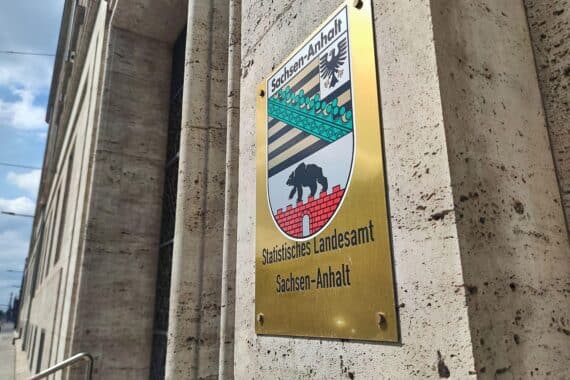 Grafik mit steigenden Zahlen von Pensionierten in Sachsen-Anhalt, Männer und Frauen im Fokus.