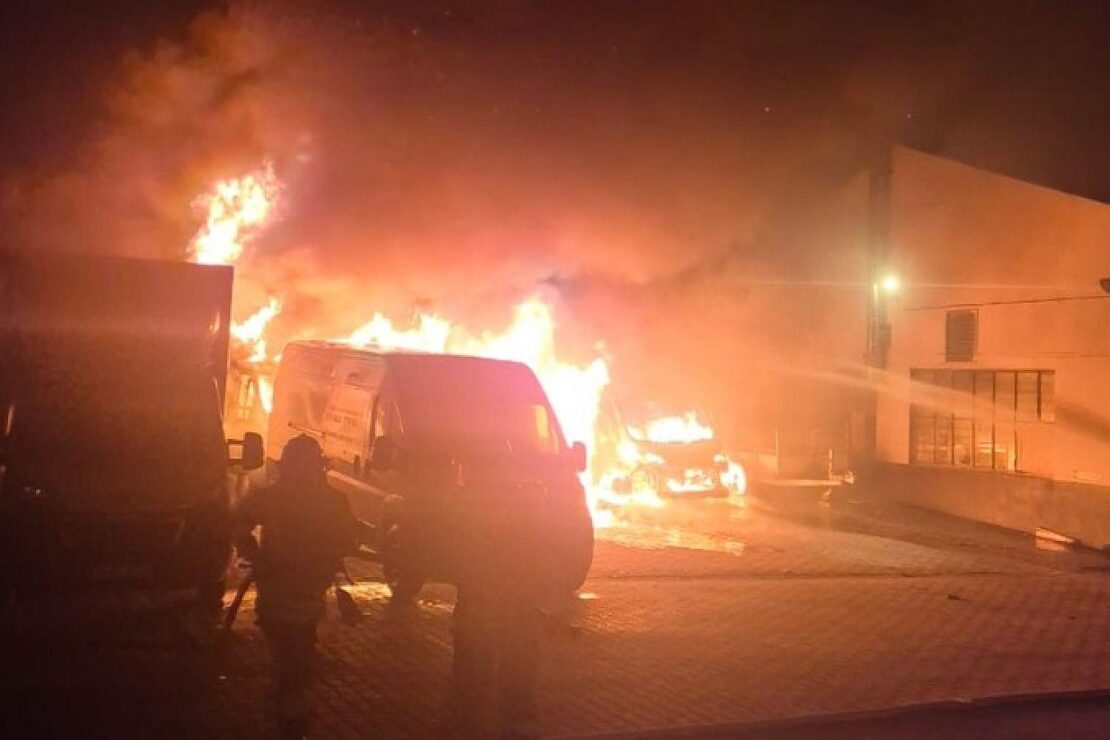 Mehrere Transporter bei Brand auf Firmengelände in Oberhausen zerstört