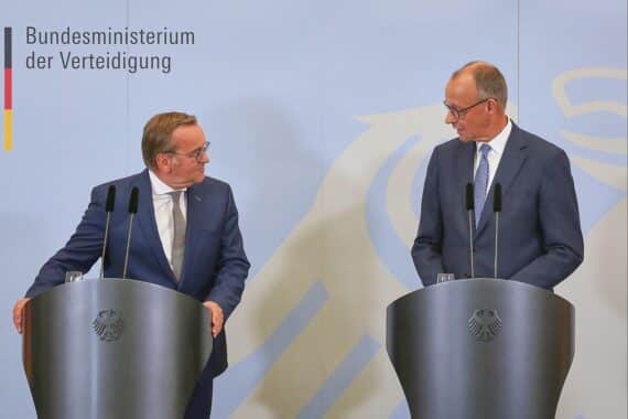 Boris Pistorius und Friedrich Merz diskutieren über Wehrdienstkompromiss in Berlin.