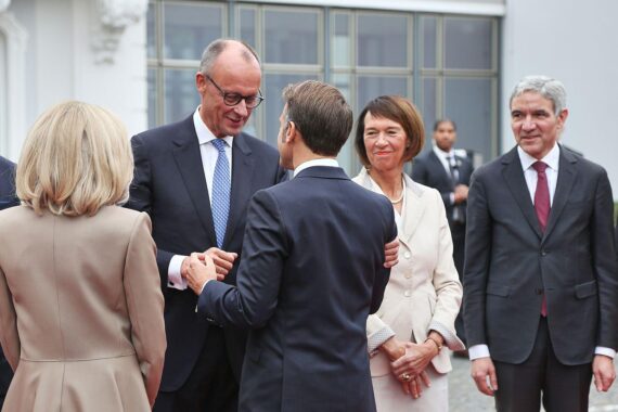 Friedrich Merz und Emmanuel Macron diskutieren Optimismus und Veränderungen in Deutschland.