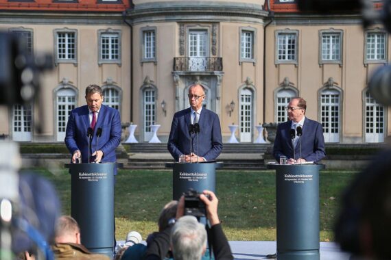Merz, Klingbeil und Dobrindt diskutieren optimistisch über Deutschlands wirtschaftliche Zukunft in Villa Borsig.