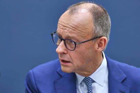 Friedrich Merz und Michael Kretschmer diskutieren über Verkehrsinfrastruktur und Mikroelektronik in Sachsen.