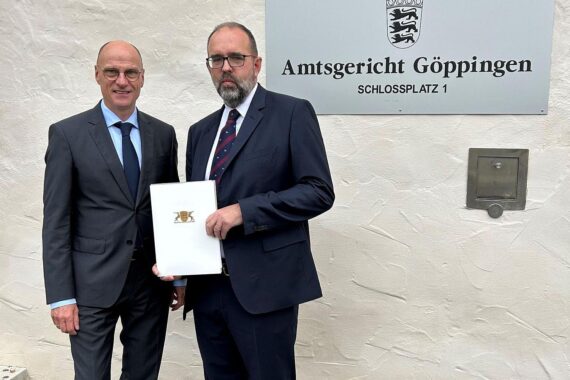 Michael Mehrer erhält Ernennungsurkunde als neuer Direktor des Amtsgerichts Göppingen.