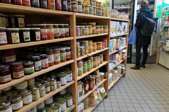 Ein Bioladen mit regionalen Produkten und Erntedankdekorationen, der Wertschätzung für Landwirtschaft zeigt.