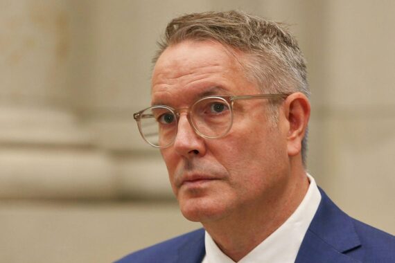 Alexander Schweitzer würdigt friedliche Proteste der DDR, betont Einheit und gesellschaftlichen Zusammenhalt.