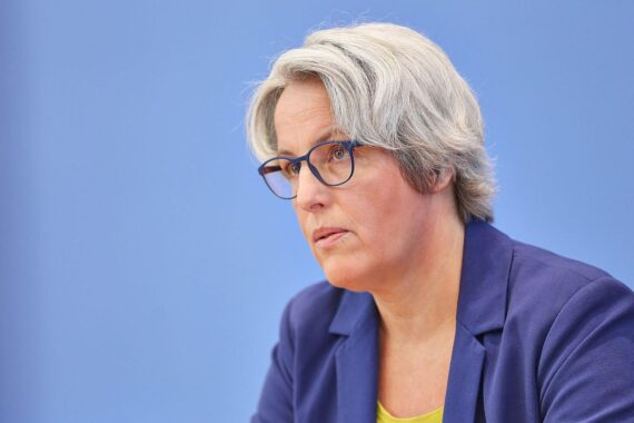 Kerstin Claus kritisiert fehlende Mittel im Kampf gegen sexuellen Missbrauch, fordert parlamentarische Unterstützung.