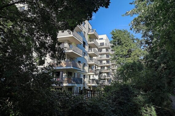 Moderne Neubauten mit digitalisierter Architektur und transparenten Planungsprozessen.