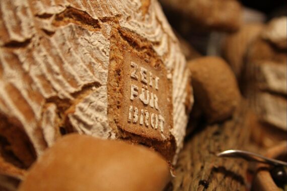 Brot und Brötchen auf einem Tisch, symbolisieren stabile Entwicklungen im Nahrungsmittelhandel.