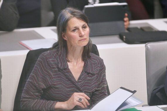 Miriam Staudte spricht energisch im Landtag über das Aus für das Tierhaltungsprogramm.