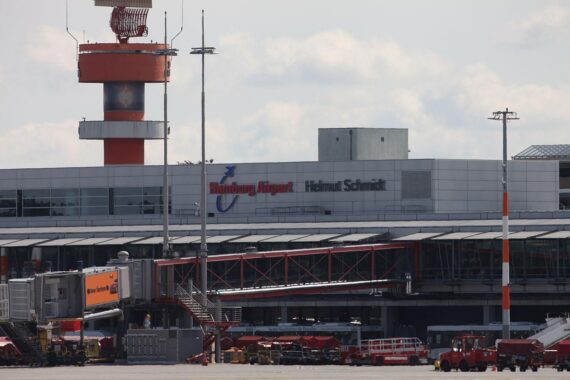 Flughafen Hamburg mit Reisenden; betont die Wichtigkeit von Pufferzeiten bei Reisen.