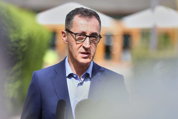 Cem Özdemir diskutiert ein Dienstjahr für Länderengagement und betont Bürgerpflichten in Demokratie.