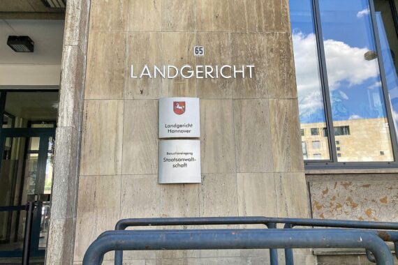 Statistik über steigende offene Verfahren bei Staatsanwaltschaften in Deutschland, Gericht im Hintergrund.