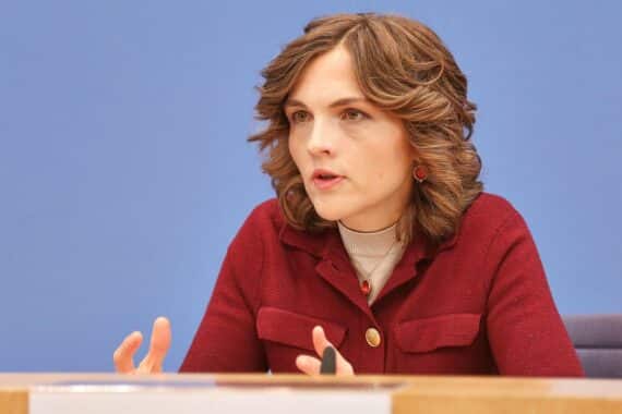 Elisabeth Kaiser spricht über Gleichheit und Unterstützung für strukturschwache Regionen in Deutschland.