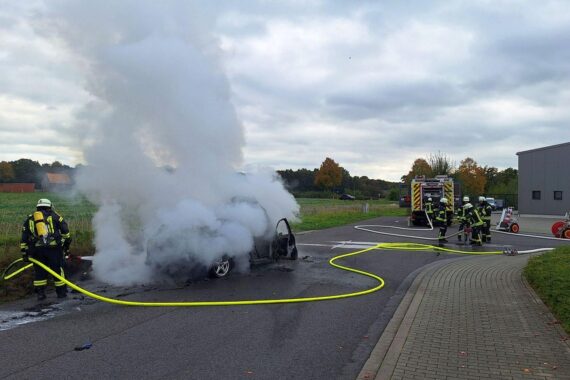 PKW-Brand im Gewerbegebiet Sonsbeck: Feuerwehr löscht intensiven Brand, kein Personenschaden.