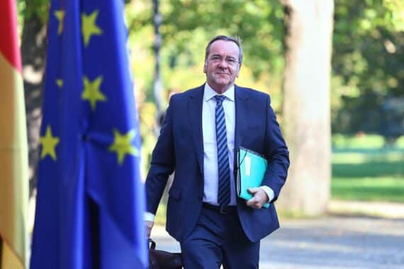 Boris Pistorius spricht über staatliche Einflussnahme in der Rüstungsindustrie und Verzögerungen bei Projekten.