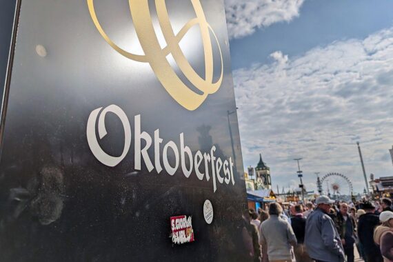 Polizeieinsatz auf dem Oktoberfest wegen Messer, sexueller Belästigung und Drogenverstößen.