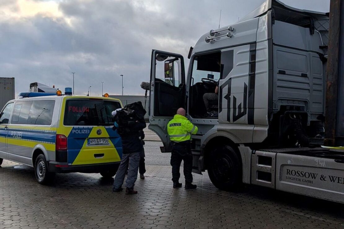 Polizei kontrolliert Schwerlastverkehr an A29 bei Wilhelmshaven