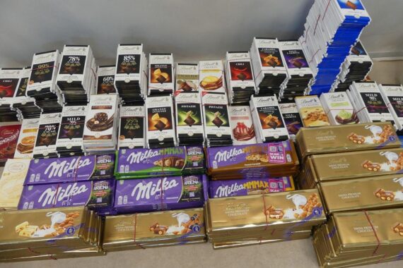 Polizei sichert 113 kg Schokolade nach Ladendiebstahl in Bad Bentheim.