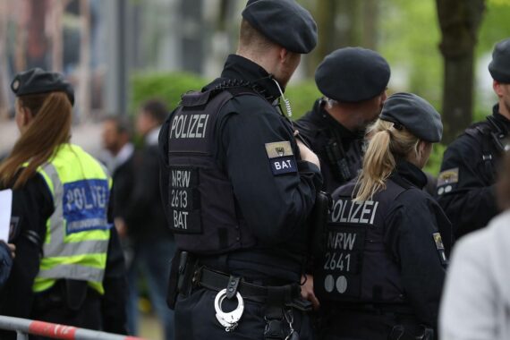 Polizisten kontrollieren Schulwege, um Schüler sicher zur Schule zu begleiten und Verkehrsregeln zu überwachen.