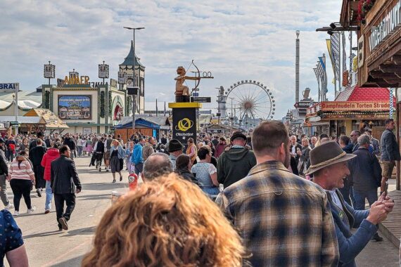 Polizei und Feuerwehr beim Oktoberfest: friedliche Stimmung, aber steigende Fälle von sexueller Belästigung.