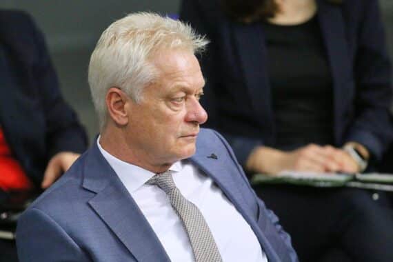 Alois Rainer diskutiert Artenschutz und wirtschaftliche Auswirkungen auf Landwirtschaft und Fischerei in Berlin.