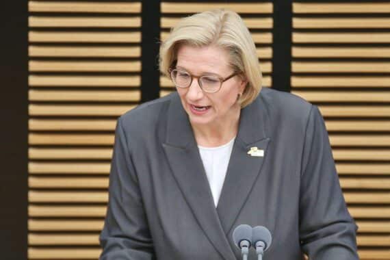 Anke Rehlinger hält eine Rede, reflektiert Erfolge und Herausforderungen ihrer Bundesratspräsidentschaft.