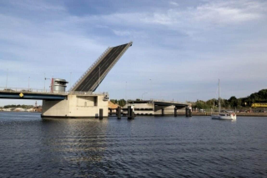 Reinigungsarbeiten auf Eric-Warburg-Brücke führen zu Verkehrseinschränkungen
