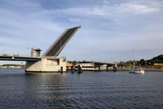 Reinigung der Eric-Warburg-Brücke in Lübeck, einspurige Verkehrsführung mit möglichen Behinderungen.
