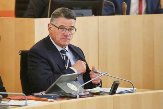 Boris Rhein spricht auf Festakt, würdigt die friedliche Revolution von 1989 für Freiheit.