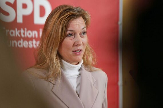 Siemtje Möller diskutiert zuversichtlich neue Wehrdienstgesetze im Deutschen Bundestag.