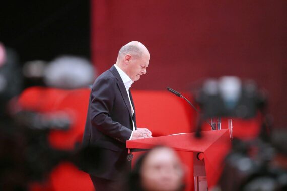 Olaf Scholz bei der Ehrung seiner 50-jährigen SPD-Mitgliedschaft mit Urkunde und Anstecknadel.